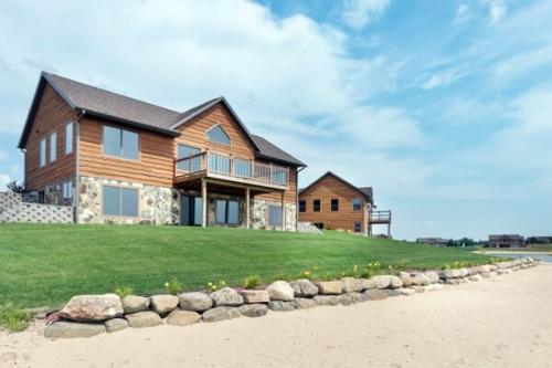 Wisc-Lakefront-32nd-St-Exteriors-12